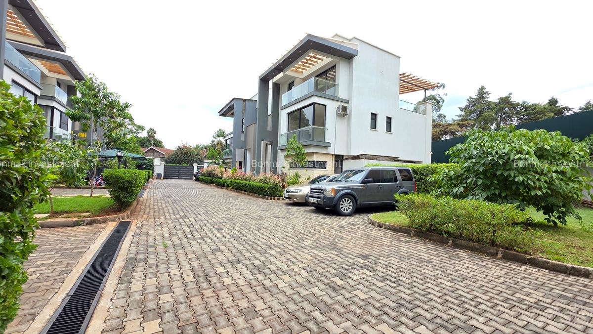 4 Bed Townhouse with En Suite at Lavington Green. - 1