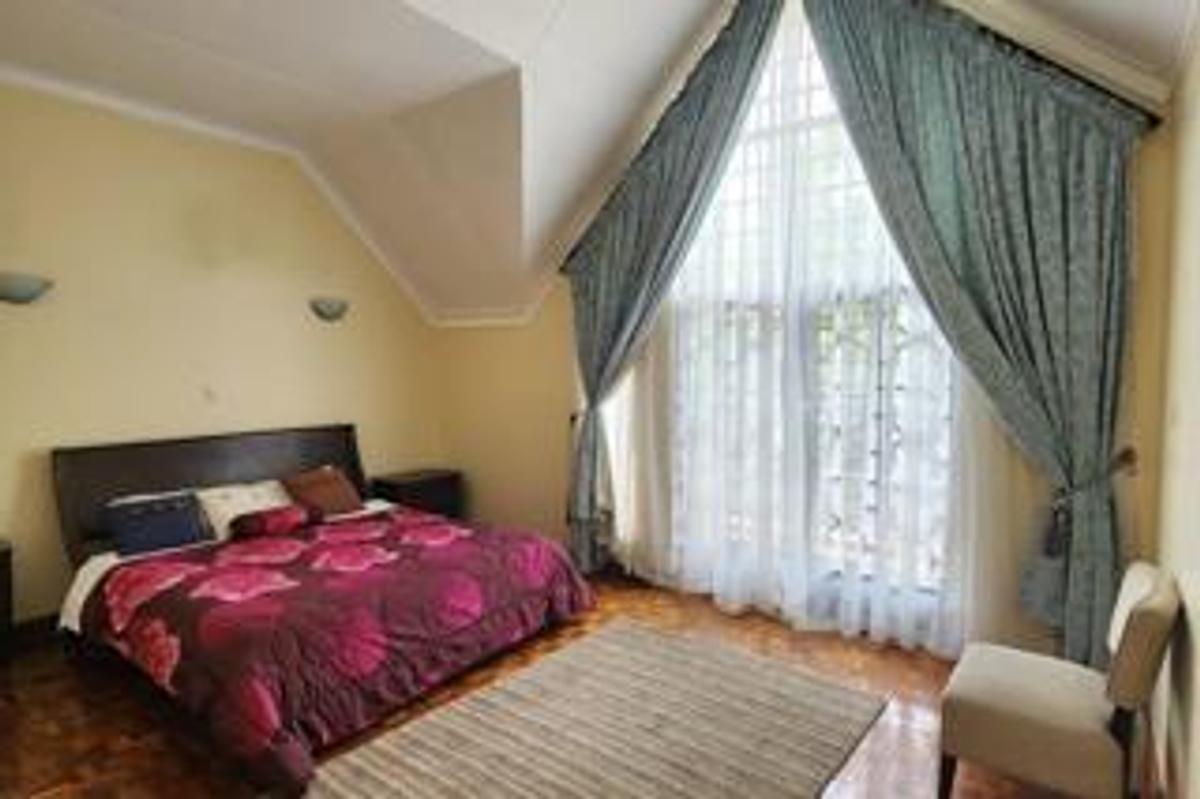 5 Bed Townhouse with En Suite at Lavington Green - 14