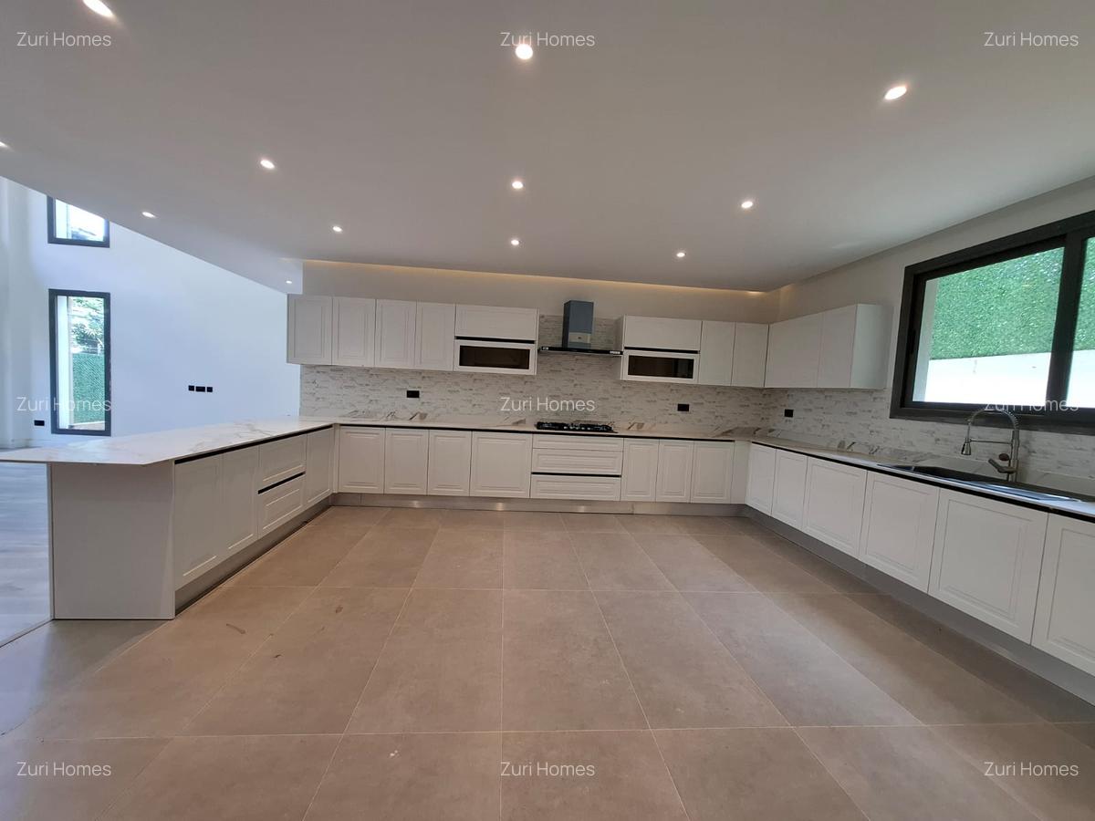 5 Bed Townhouse with En Suite in Lavington - 2