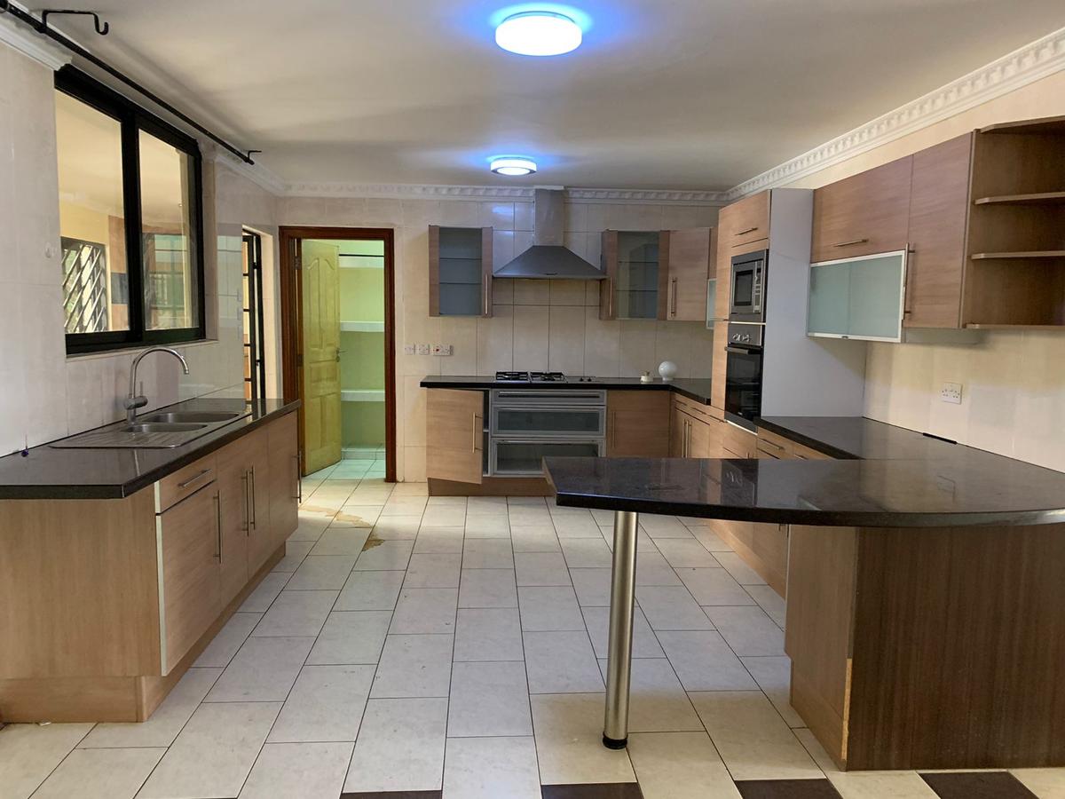 3 Bed Apartment with En Suite in Lavington - 4