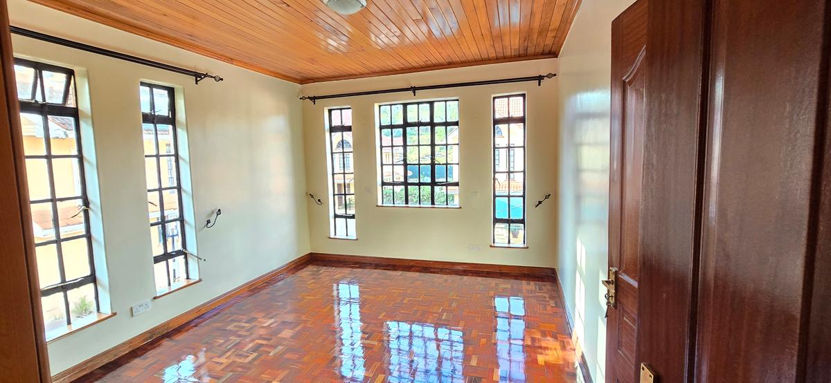 5 Bed Townhouse with En Suite at Lavington - 10