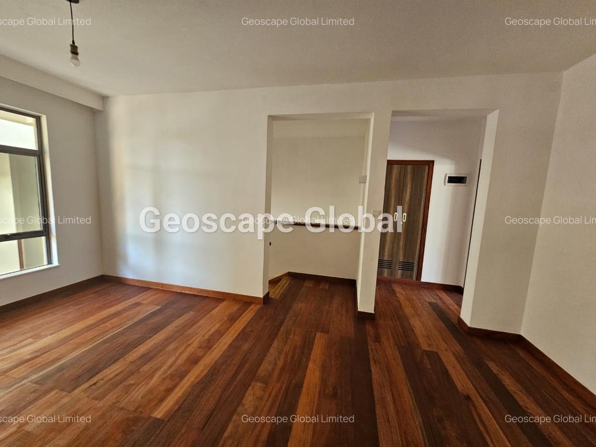 4 Bed Apartment with En Suite in Rosslyn - 4