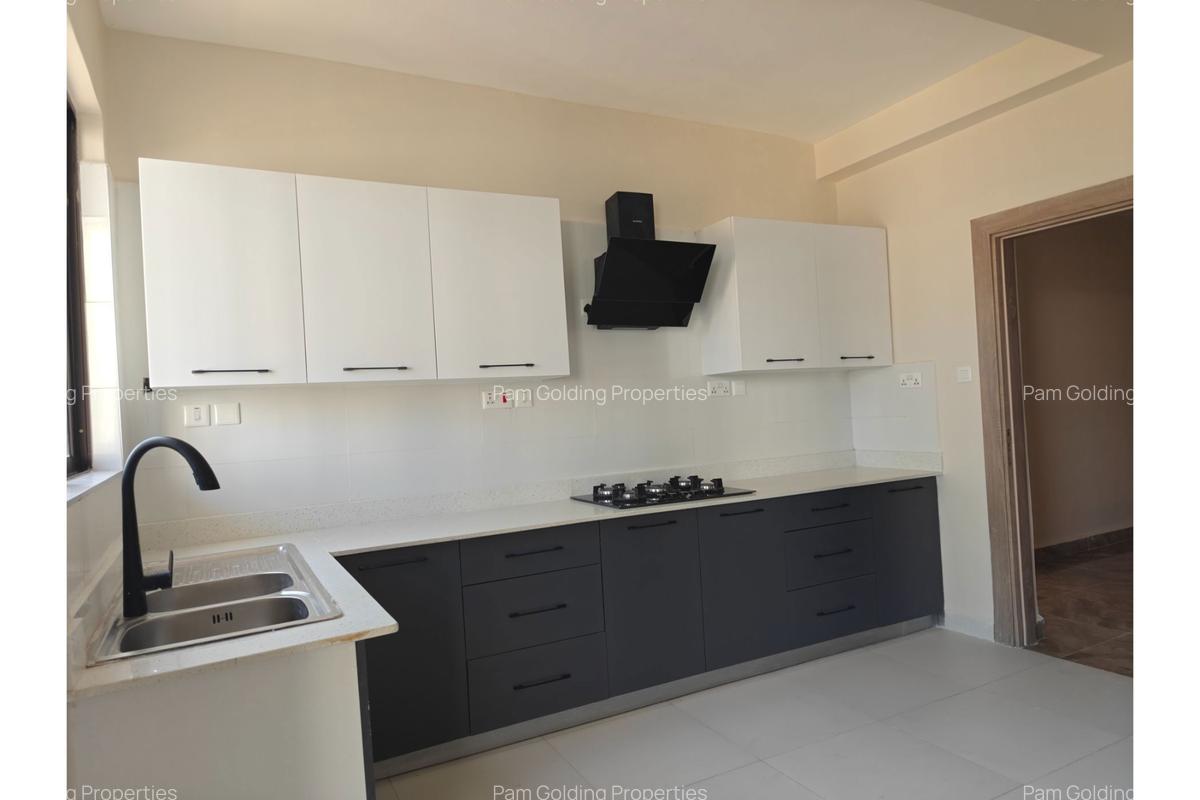 5 Bed Apartment with En Suite in Parklands - 3