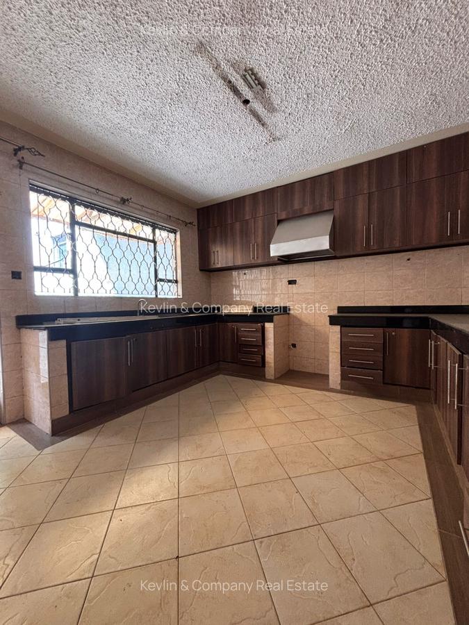 4 Bed House with Garden in Riverside - 12