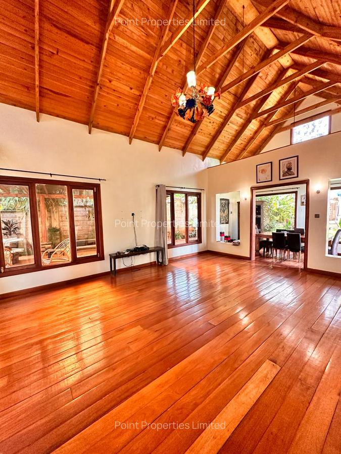 7 Bed Villa with En Suite in Ridgeways - 4