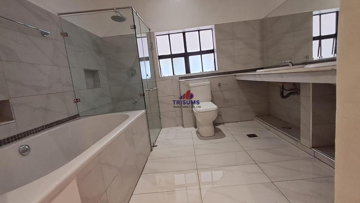 4 Bed House with En Suite in Ridgeways - 14