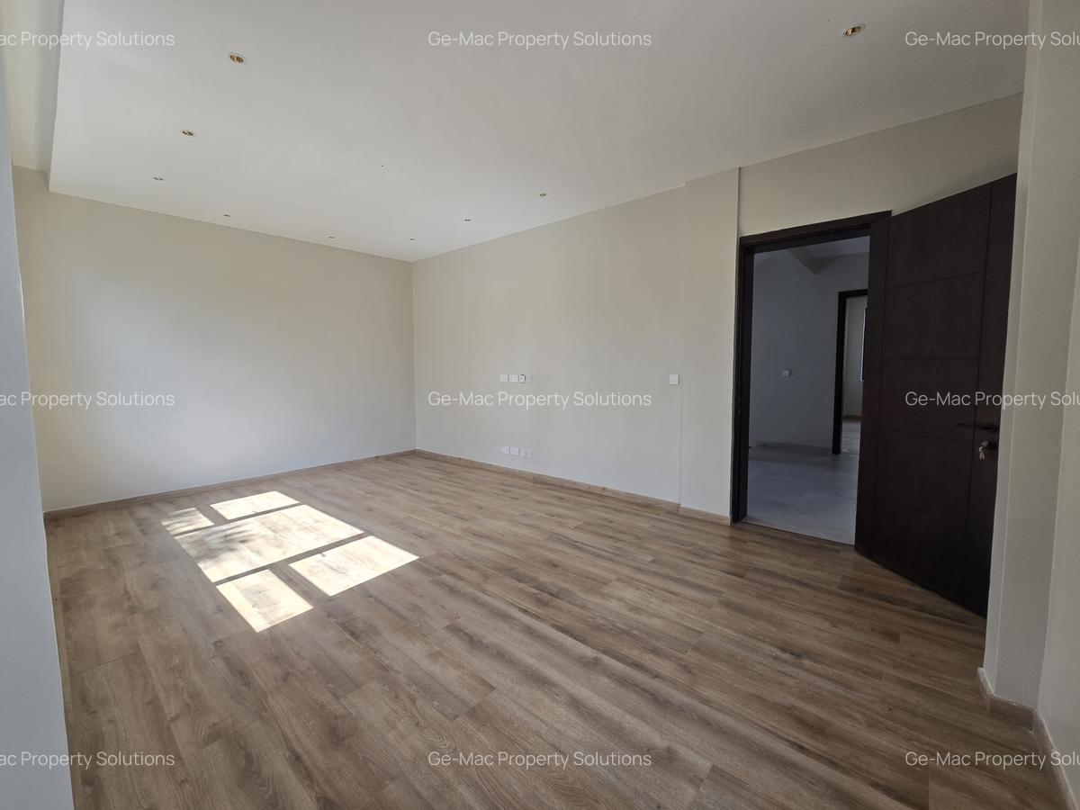 5 Bed House with En Suite in Lavington - 6