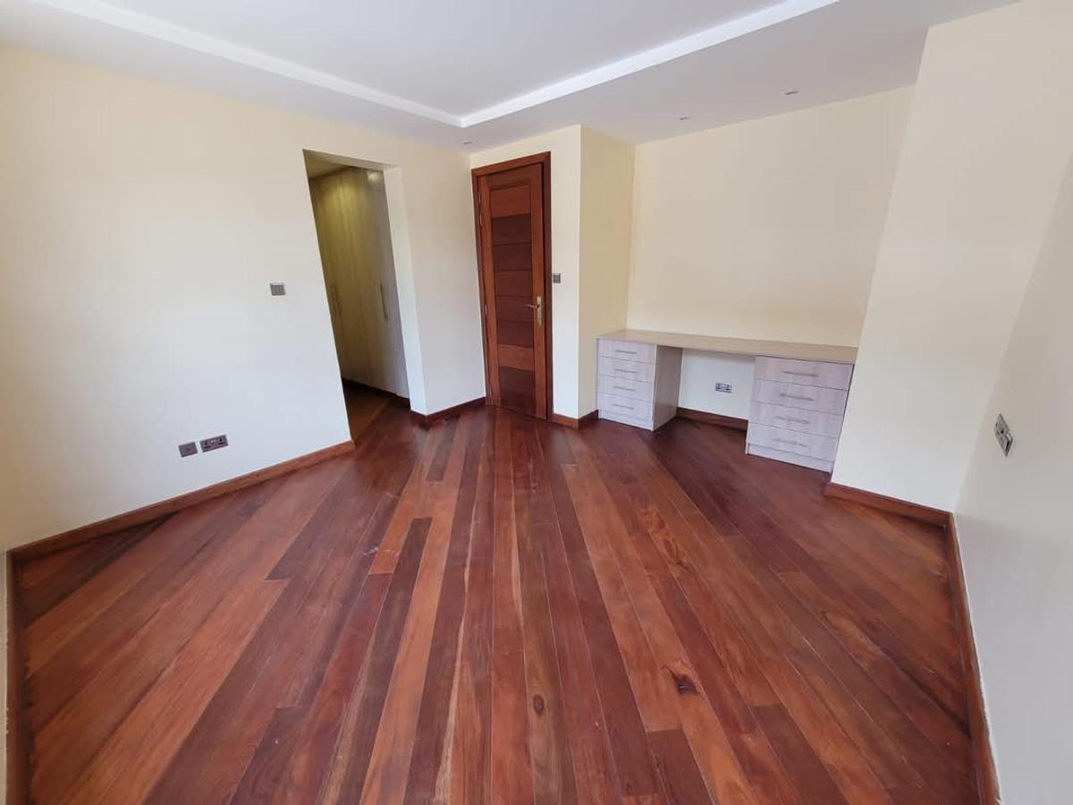 5 Bed Townhouse with En Suite at Lavington - 4