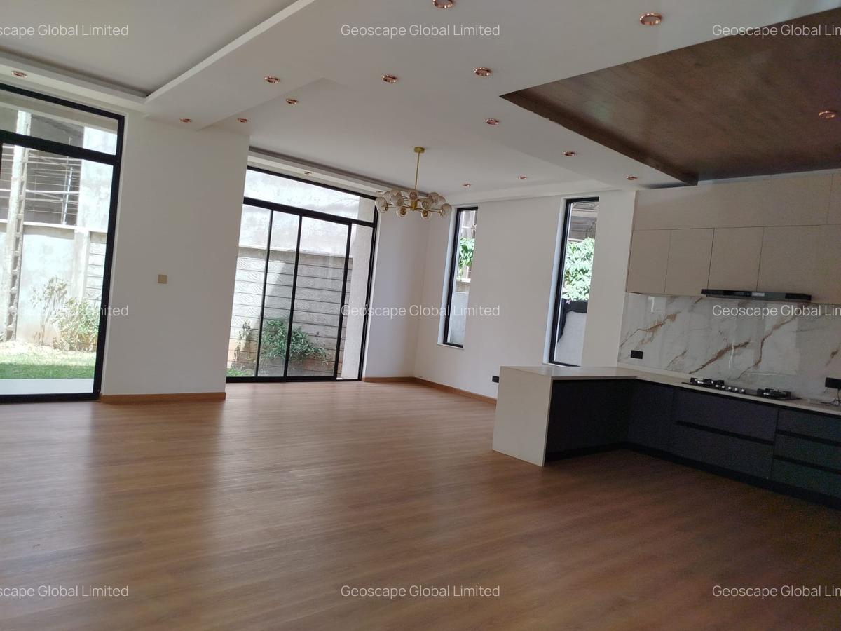 5 Bed House with En Suite in Lavington - 11