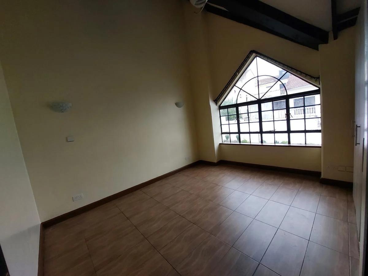 5 Bed House with En Suite in Lavington - 8