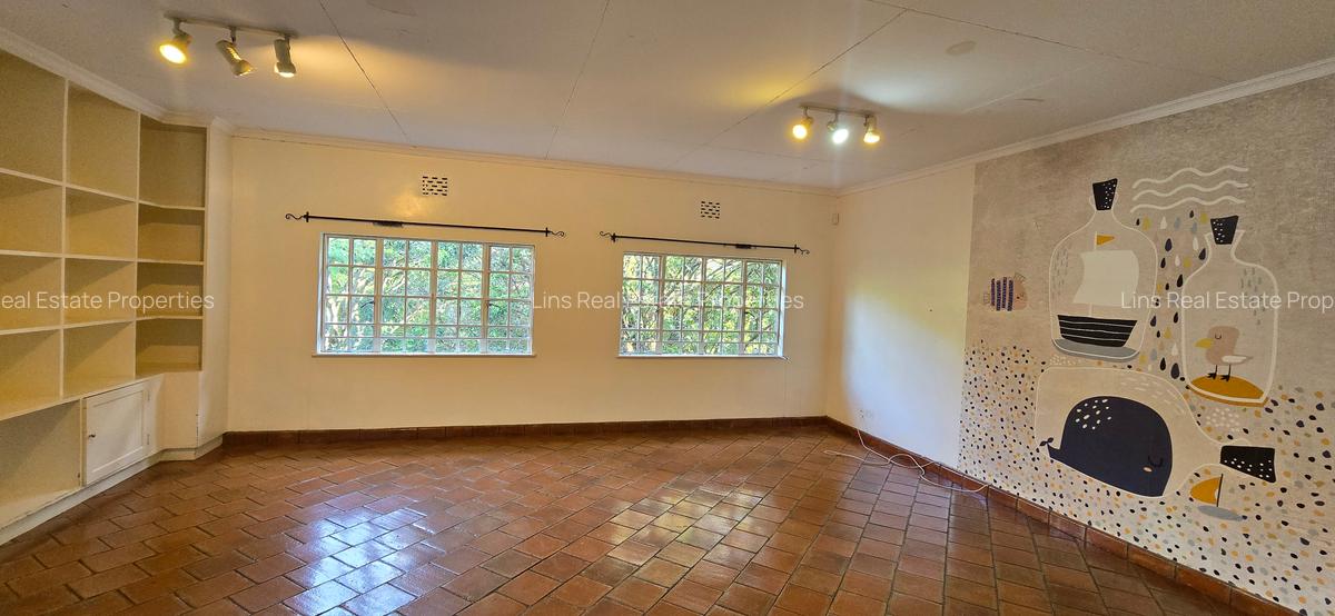 4 Bed House with En Suite in Lavington - 20