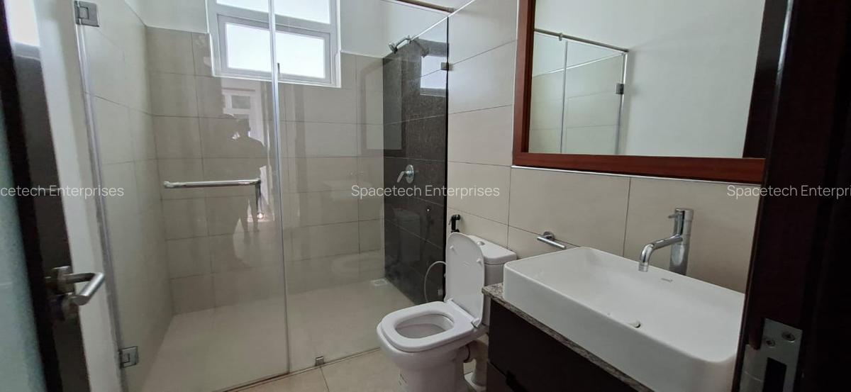 5 Bed House with En Suite in Runda - 16