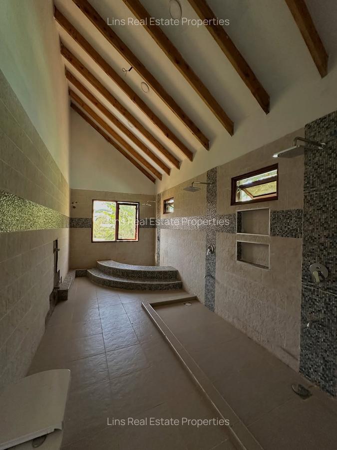 7 Bed House with En Suite in Ridgeways - 8