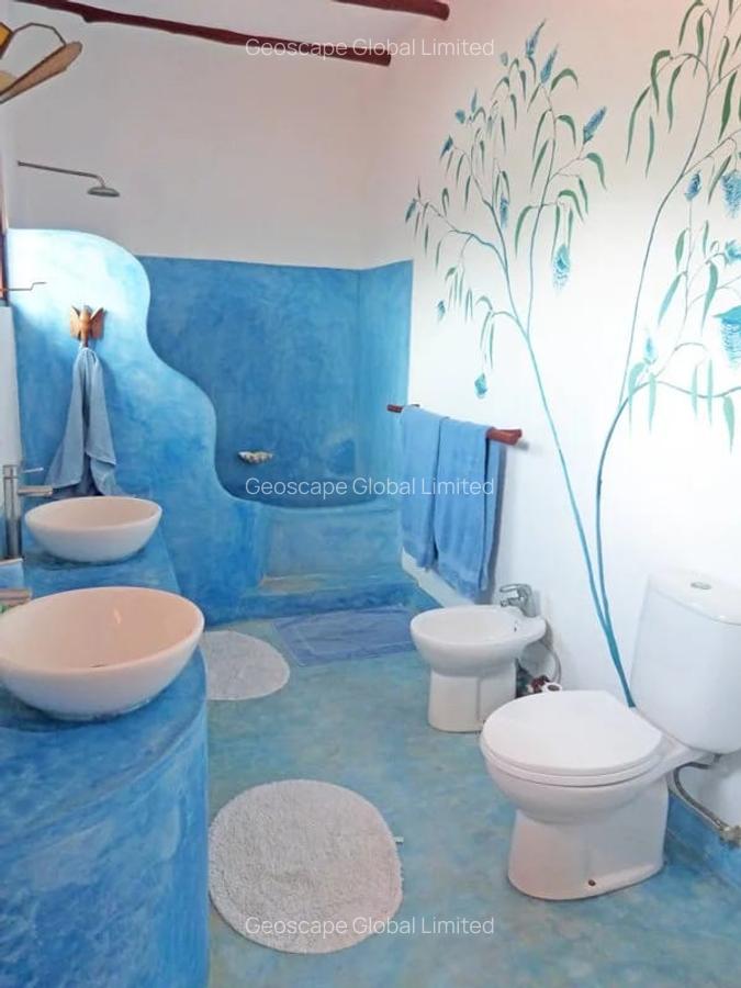 5 Bed House with En Suite in Watamu - 4