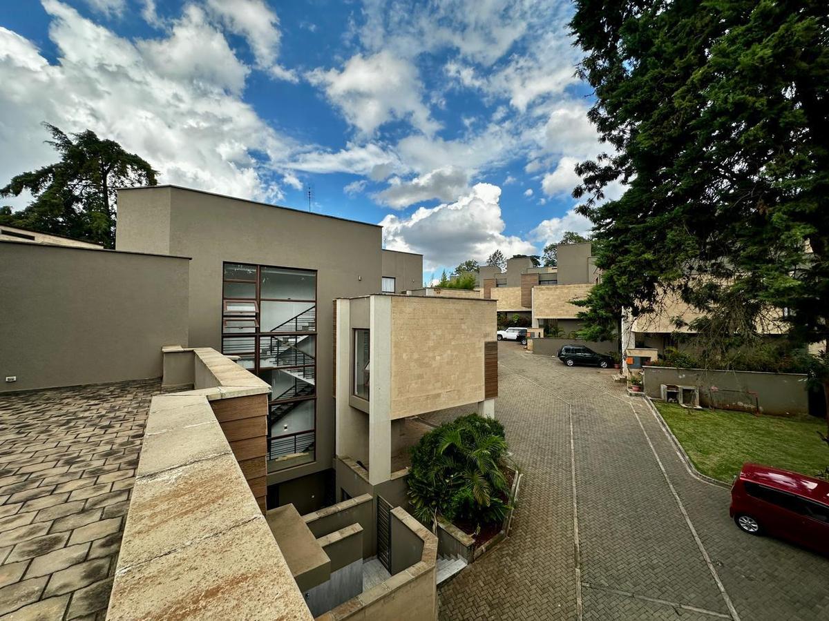 5 Bed House with En Suite at Lavington - 3