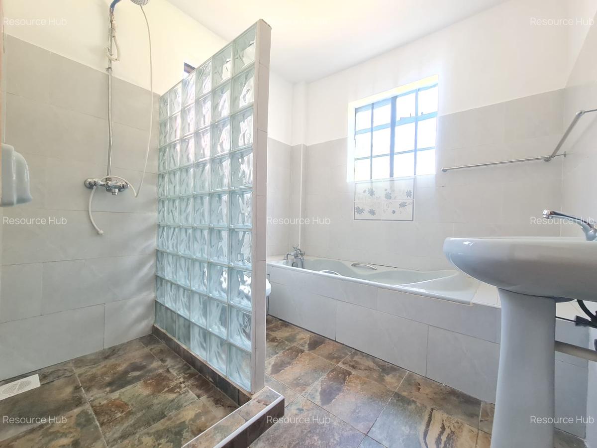 4 Bed House with En Suite at Bomas - 13