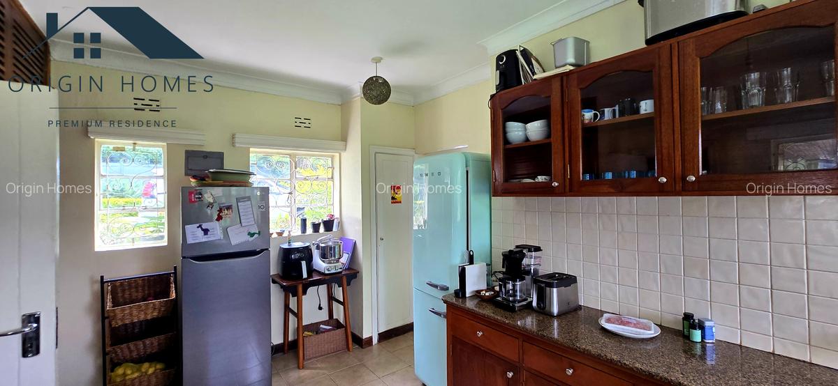 6 Bed House with En Suite at Lavington - 13