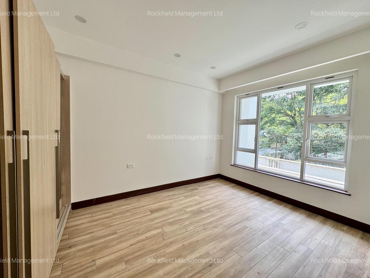 4 Bed Apartment with En Suite in Parklands - 12