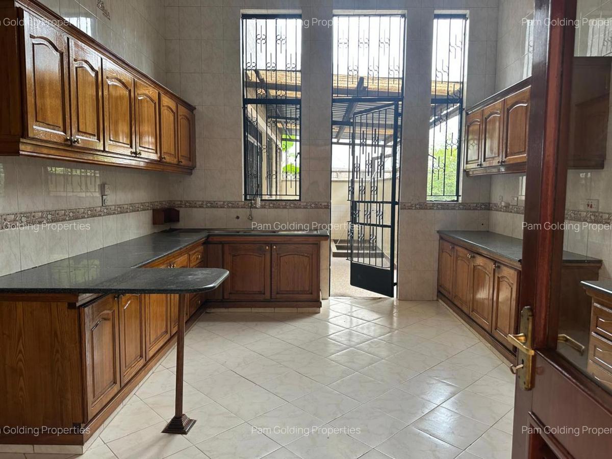 5 Bed Townhouse with En Suite in Westlands Area - 1