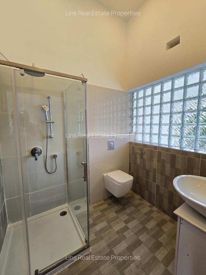 5 Bed House with En Suite in Runda - 14