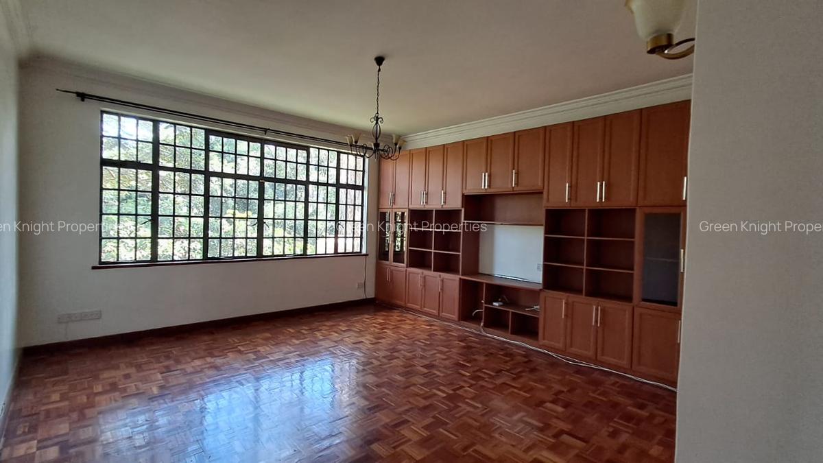 4 Bed House with En Suite in Lavington - 11