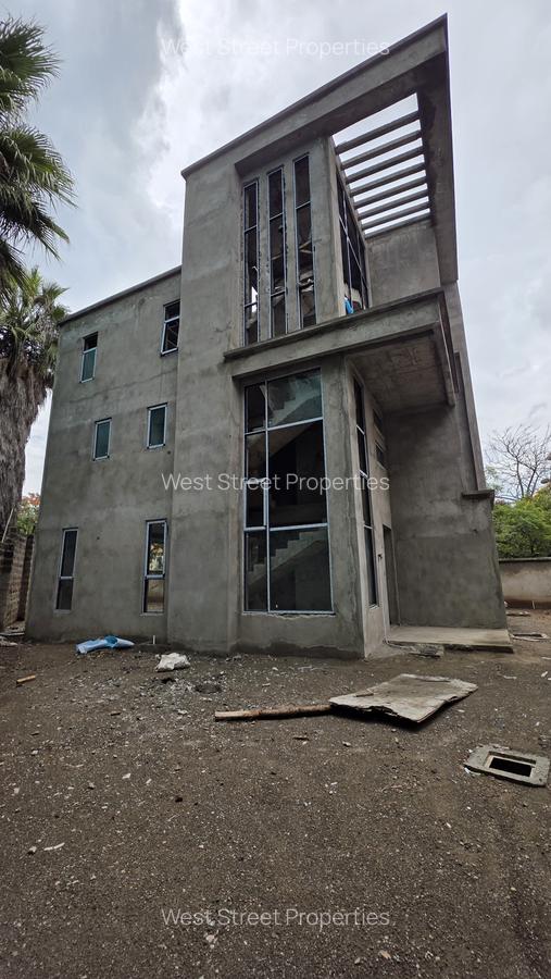 5 Bed Villa with En Suite at Lavington - 5