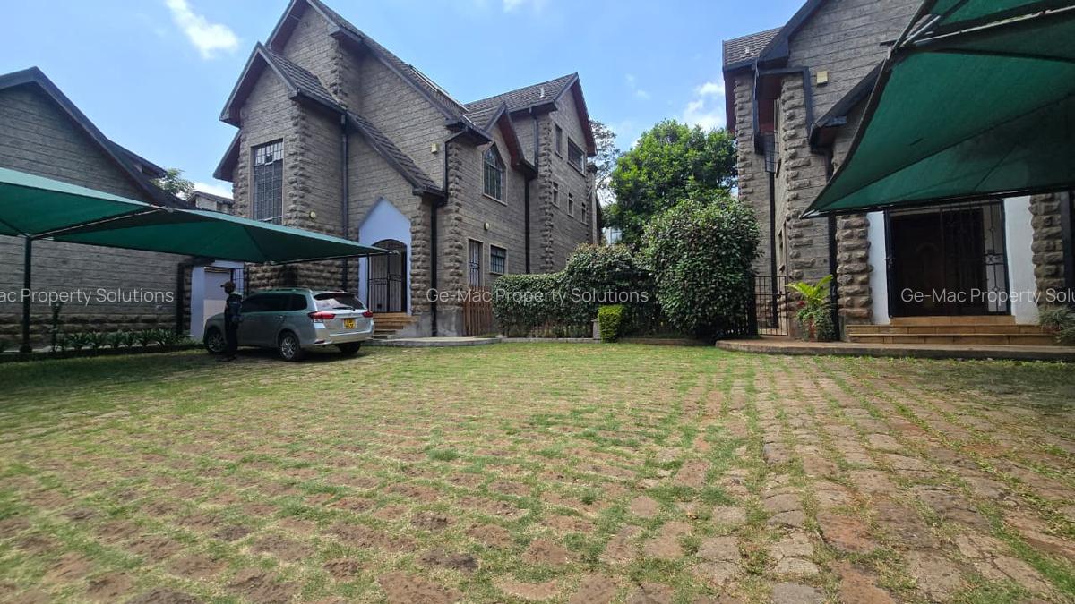 5 Bed House with En Suite in Lavington - 1