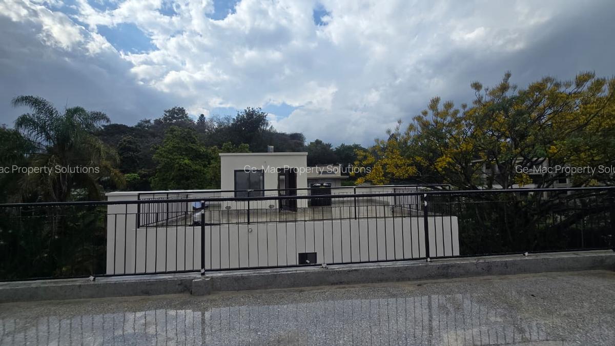 5 Bed House with En Suite in Lavington - 16