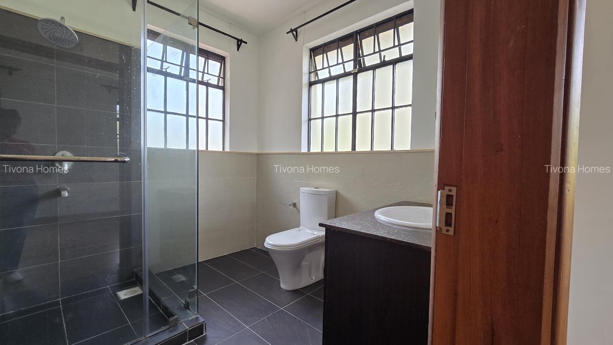 4 Bed House with En Suite in Runda - 14