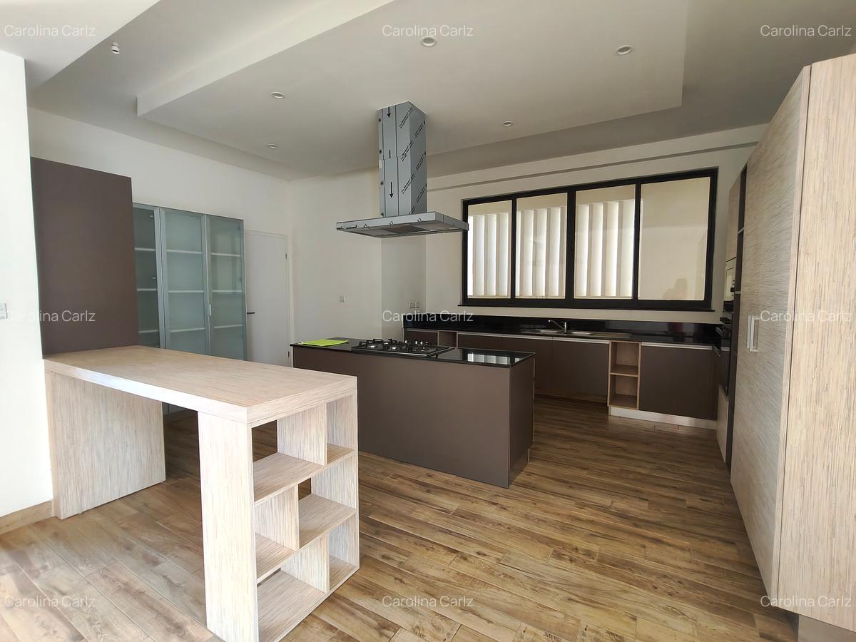 4 Bed Apartment with En Suite at Riverside Drive - 8