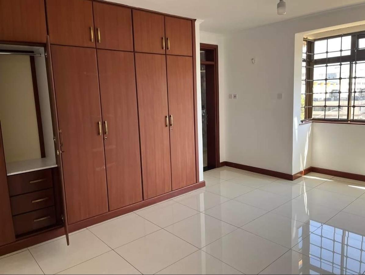 4 Bed Apartment with En Suite in Parklands - 6