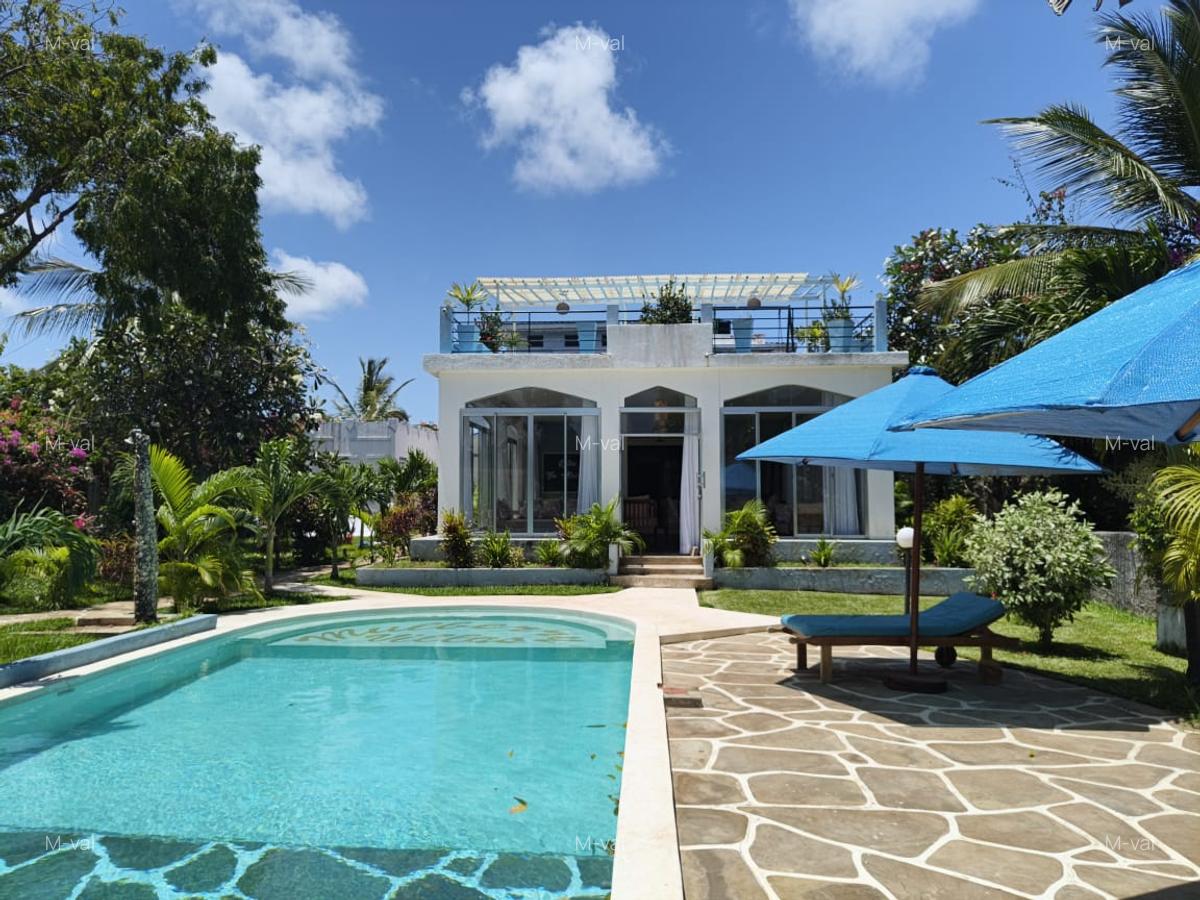 3 Bed Villa with En Suite at Casuarina - 1