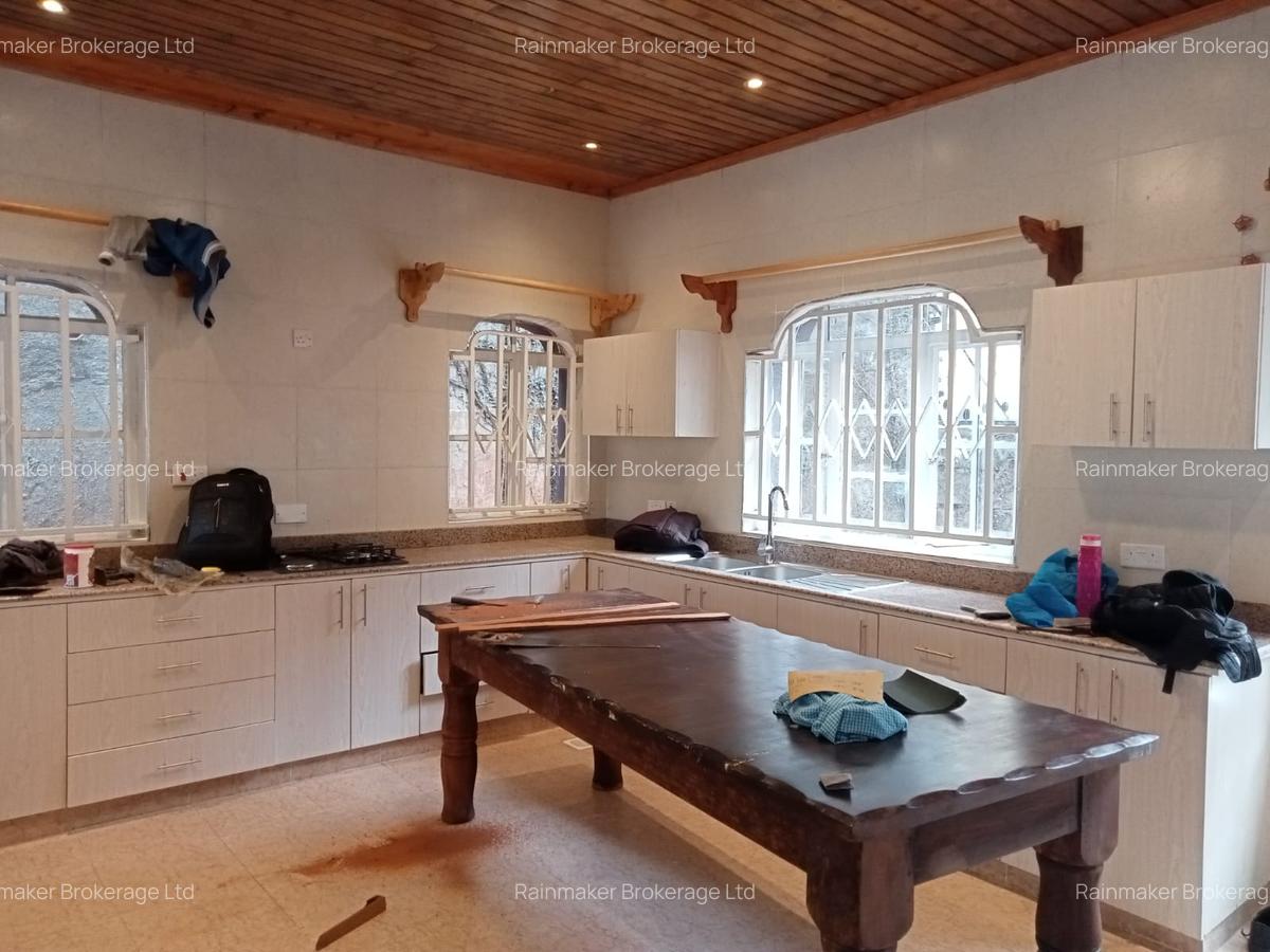 4 Bed House with En Suite in Spring Valley - 11