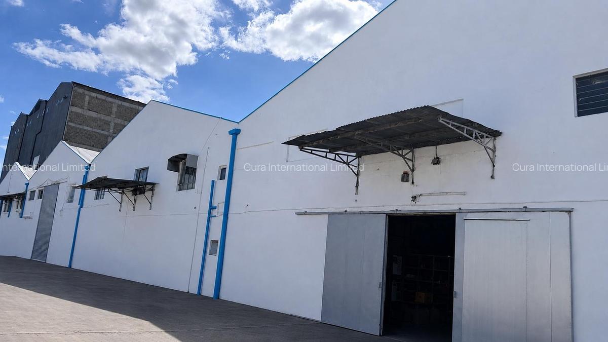 28,000 ft² Warehouse in Industrial Area - 1