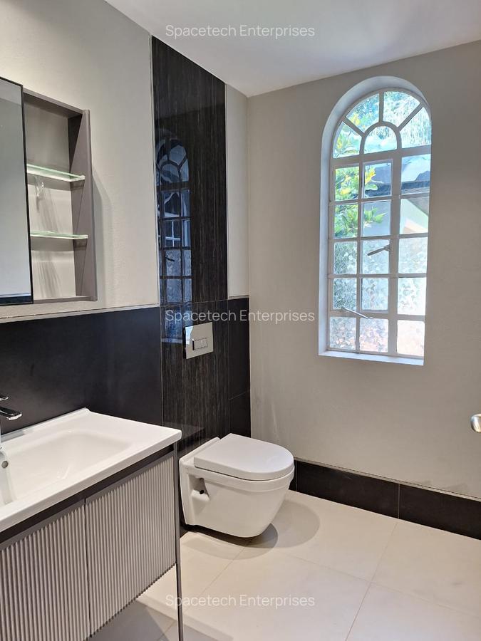 5 Bed House with En Suite in Runda - 20