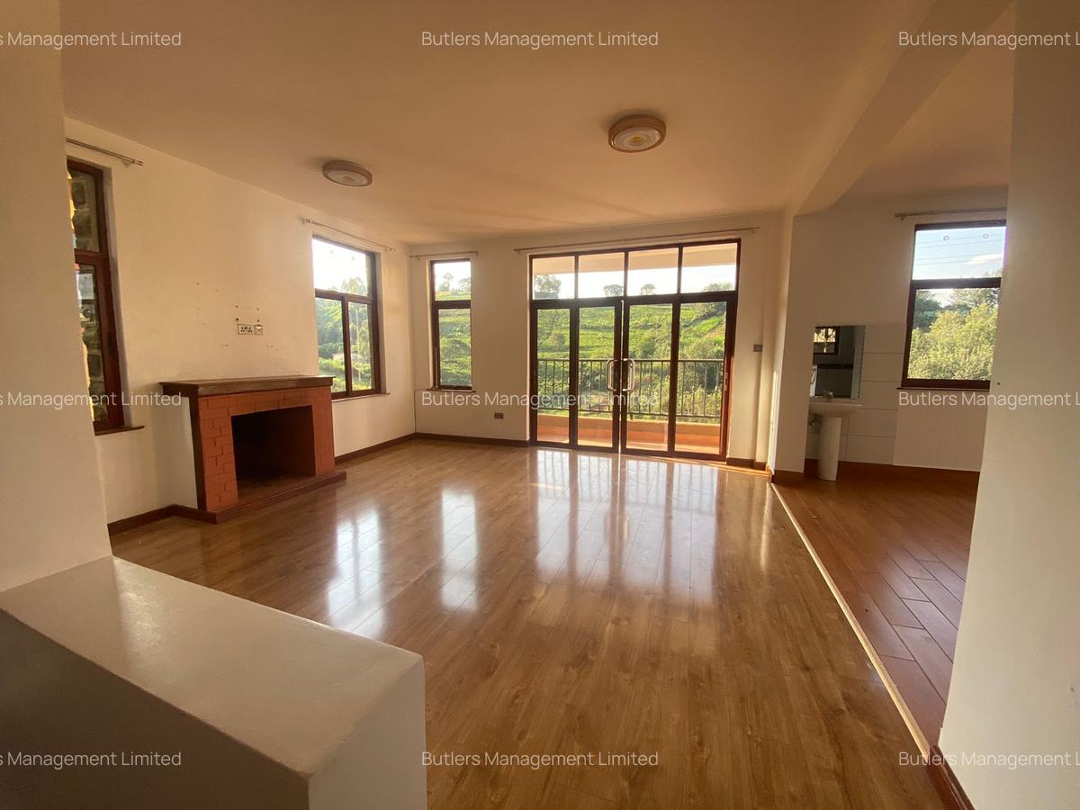 4 Bed Townhouse with En Suite in Redhill - 2