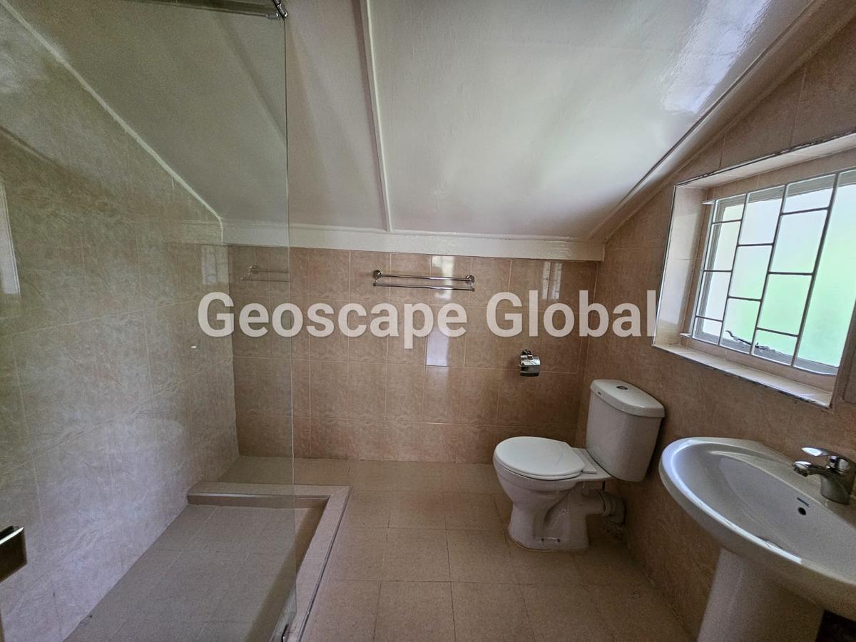 4 Bed House with En Suite in Lavington - 9