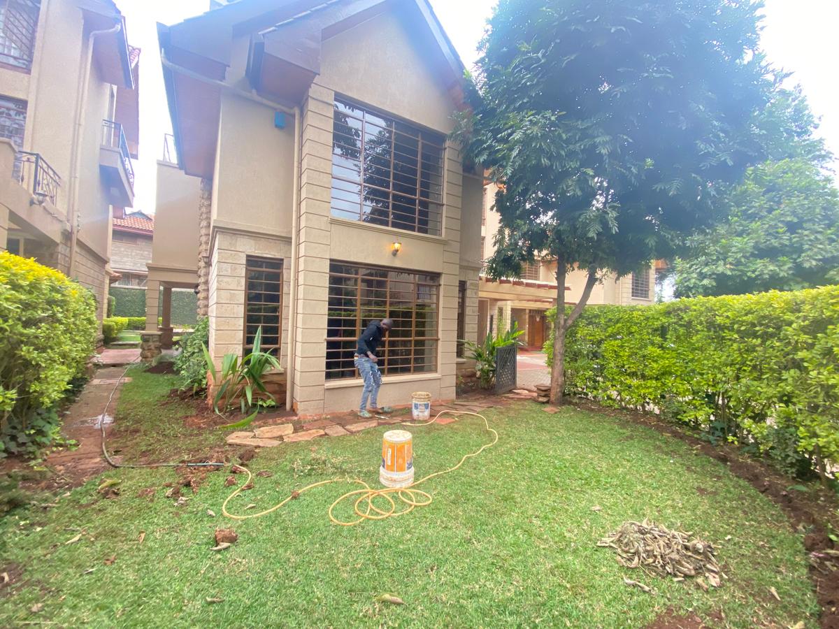 5 Bed Townhouse with En Suite in Lavington - 2