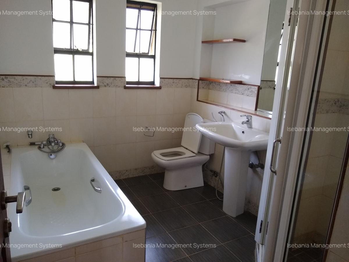 4 Bed House with En Suite at - 12