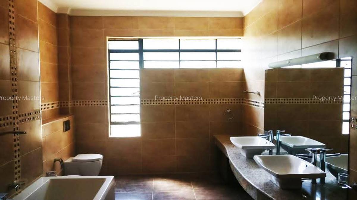 5 Bed Villa with En Suite at Convernt Drive - 16