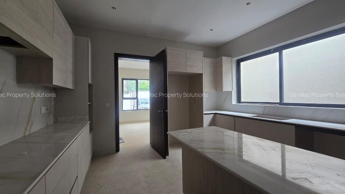 5 Bed House with En Suite in Lavington - 14