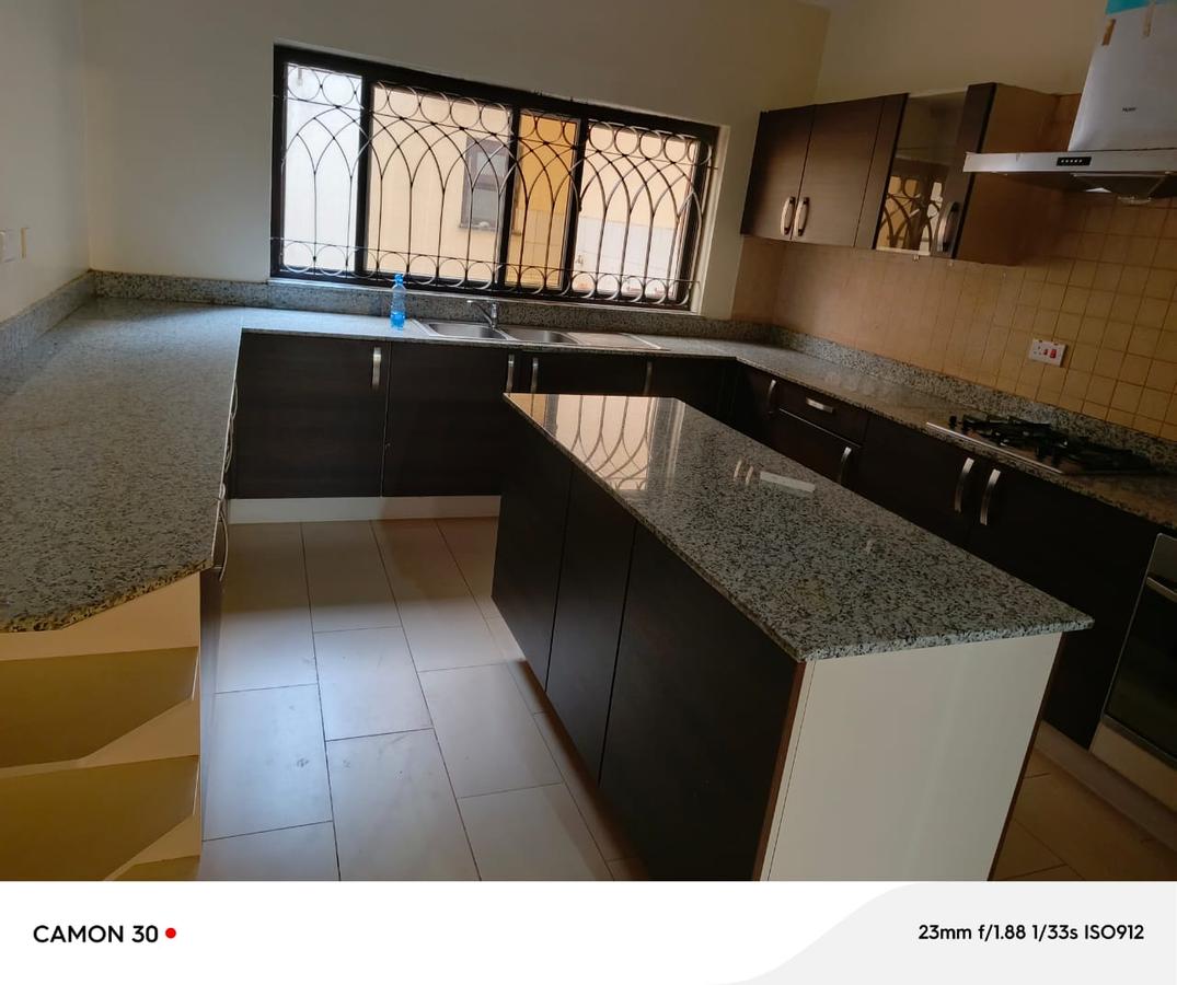 5 Bed Townhouse with En Suite at Lavington - 2