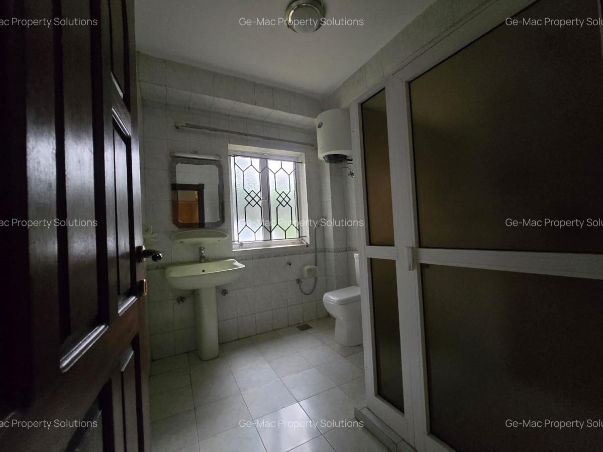 4 Bed House with En Suite in Hill View - 11