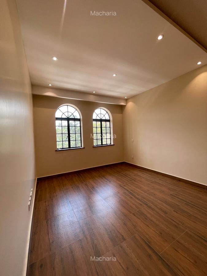 3 Bed Apartment with En Suite in Brookside - 10