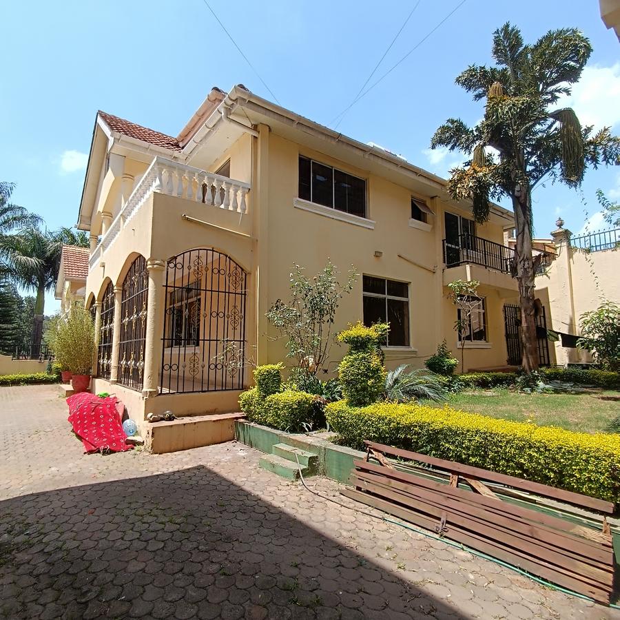 5 Bed House with En Suite in Lavington - 3