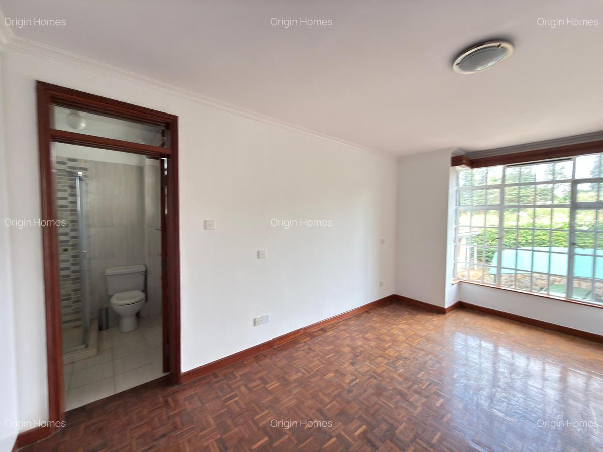 4 Bed House with En Suite at Rosslyn - 13