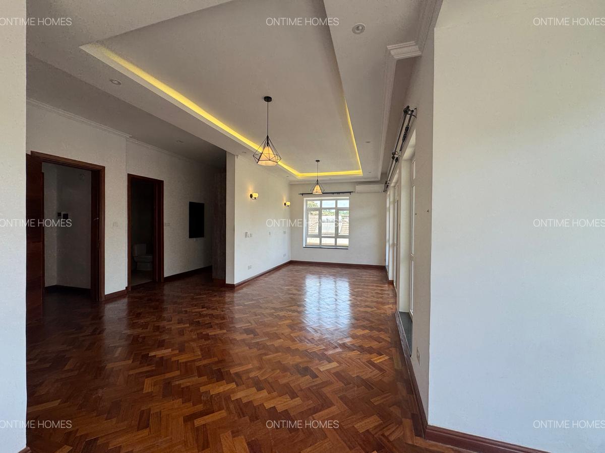 5 Bed Townhouse with En Suite at Lavington - 12