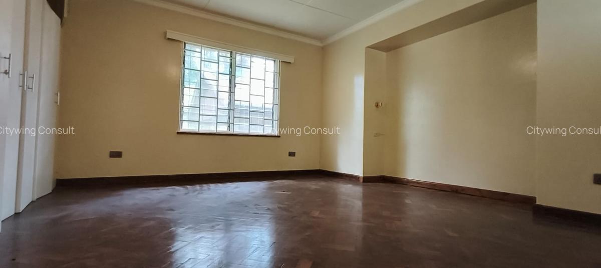 4 Bed House with En Suite in Rosslyn - 16