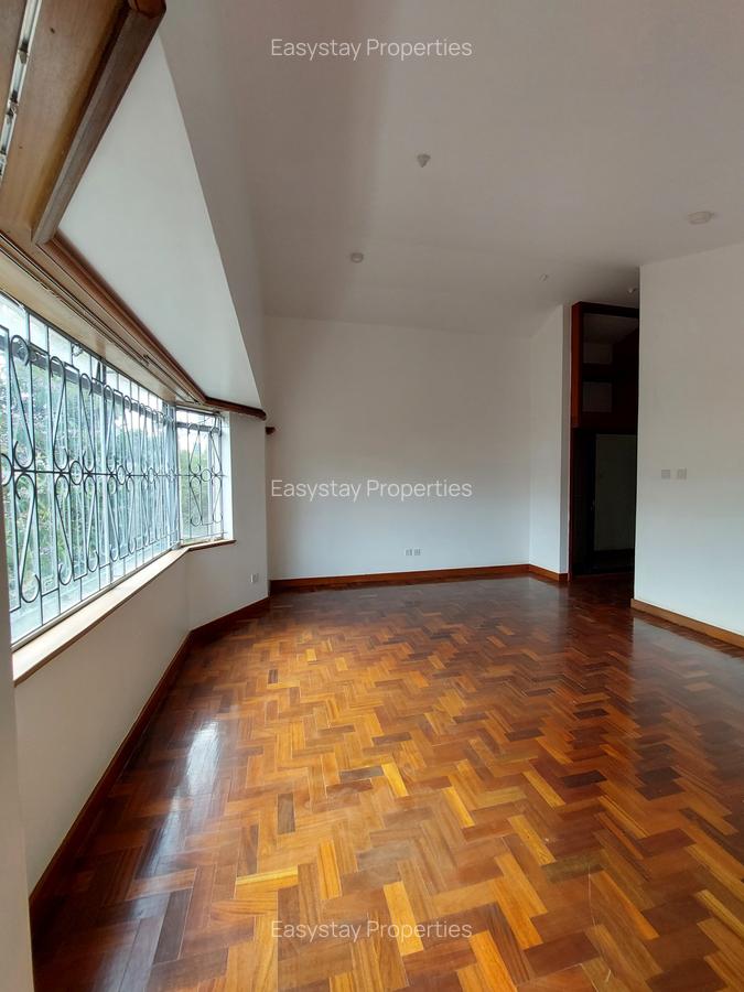 4 Bed Townhouse with En Suite in Brookside - 10