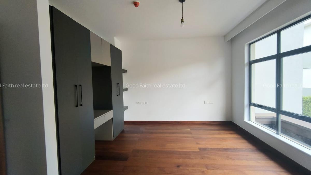 4 Bed House with En Suite at Two Rivers - 11